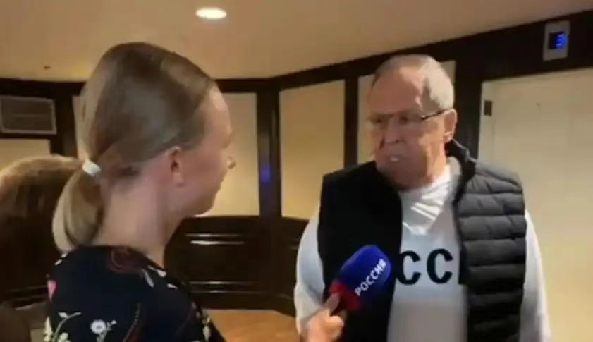 俄罗斯外长的卫衣，火了！
美俄总统15日举行会晤，陪同俄罗斯总统普京参会的俄外长拉夫罗夫穿着的一件印着醒目黑色字母“CCCP”（“苏联”一词的俄语缩写）字样的白色卫衣，这一举动引发购物热潮。该卫衣制造商称，这款产品一夜售罄。现在人们只能通过预购的方式下单，并且需要等待1到1个半月才能收到。