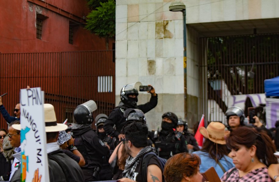 Angel Armando 🇵🇸 (@aranha_wokista) on Twitter photo Oye, <a href="/ClaraBrugadaM/">Clara Brugada Molina</a>, ¿sí sabes que esto es ilegal?
Durante la marcha Pro Palestina de ayer las escenas de policías grabándonos fueron constantes.
¿Qué vas a hacer al respecto? Oye, <a href="/ClaraBrugadaM/">Clara Brugada Molina</a>, ¿sí sabes que esto es ilegal?
Durante la marcha Pro Palestina de ayer las escenas de policías grabándonos fueron constantes.
¿Qué vas a hacer al respecto?
