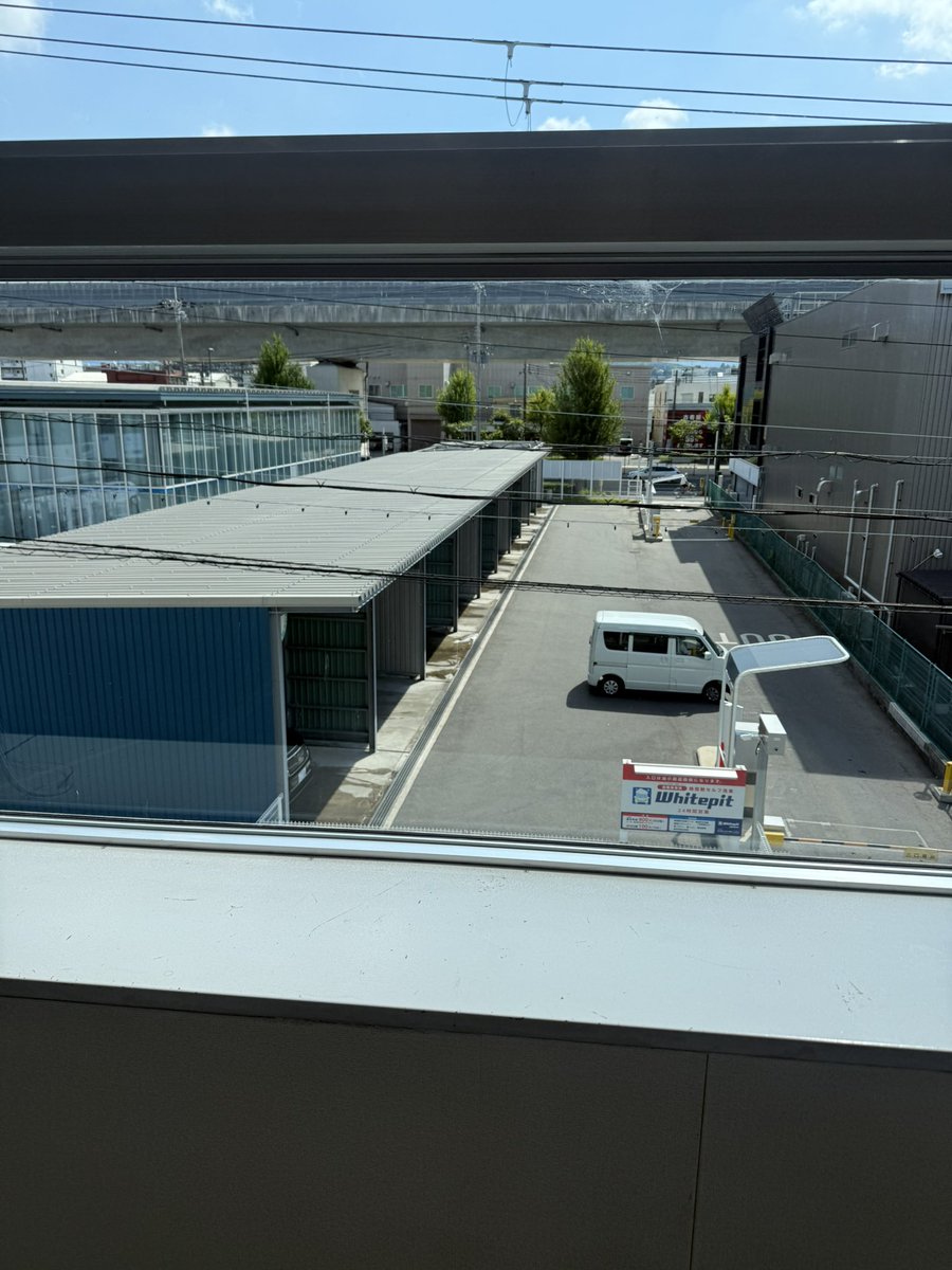 佐川急便のビルから見下ろすと、京都のホワイトピットが一望できた。 まだ朝の9時40分だというのに、セルフ洗車スペースはほとんど埋まっている。  平日の朝からこれだけ利用されているのを見ると、やはり屋根付きの強さを実感する。