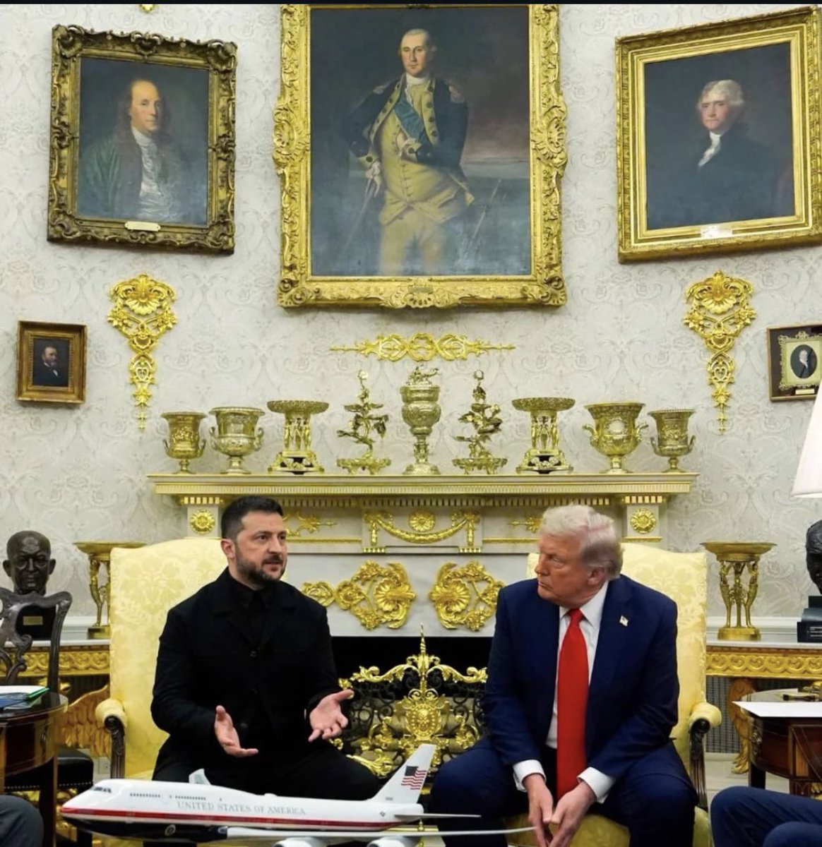 appodlachia's tweet photo. Look at this Temu Saddam Hussein-ass Oval Office https://t.co/opHJONijqJ