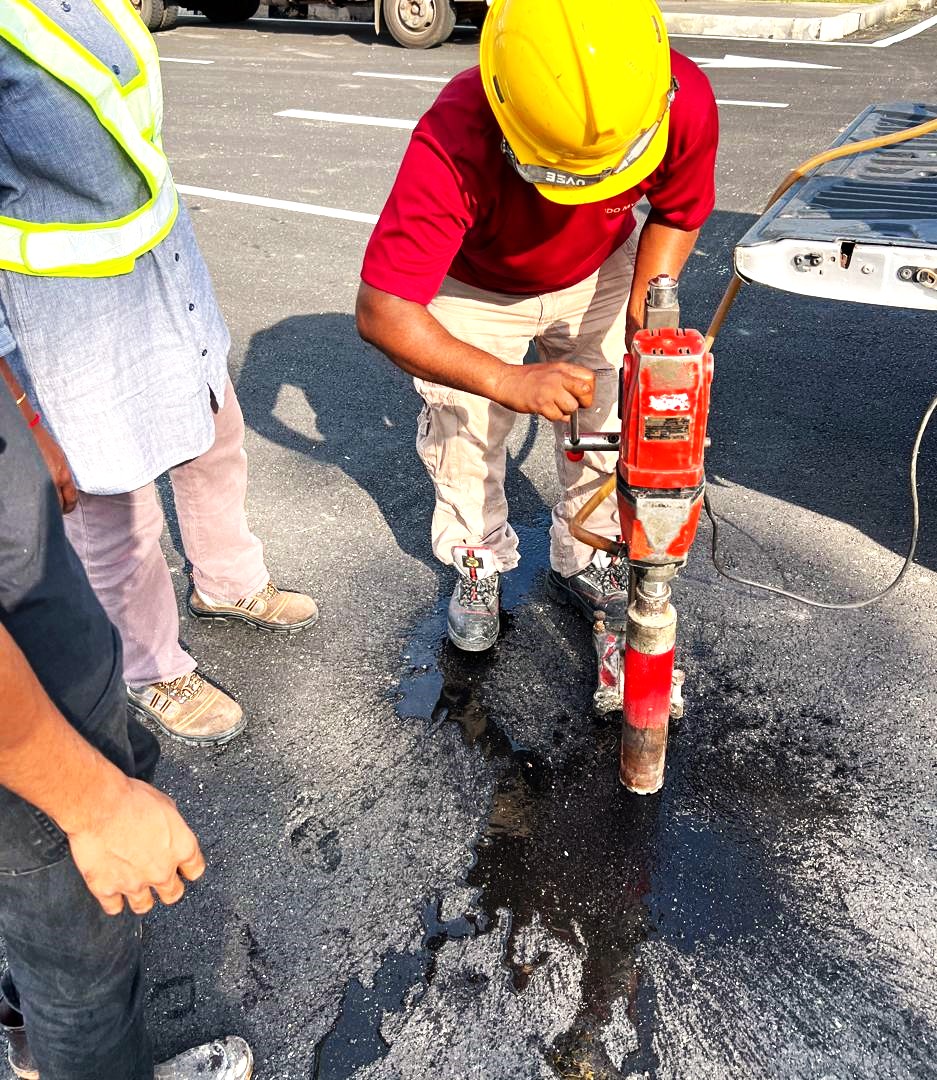 IPMEnquiry's tweet photo. ⚒⚒ Asphalt coring carried out to evaluate the quality and thickness of asphalt pavement. 🔎🔎🛣🛣🚧🚧 

#IPMProfessionalServices #EngineeringConsultant #CivilEngineering #RoadEngineering #AsphaltCoring #AsphaltTesting #RoadTesting https://t.co/mJMRyMBBEa