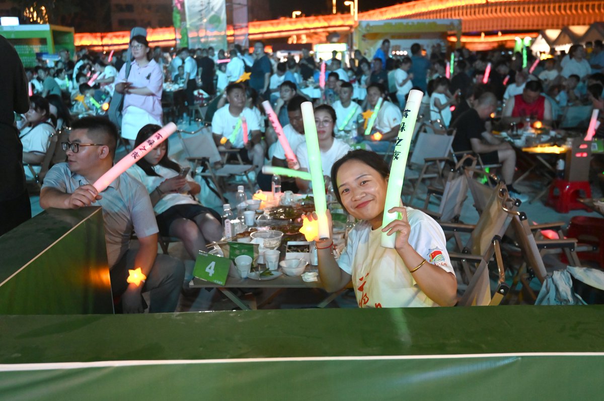 TaizhouCity's tweet image. ⚽ August 16 in #Taizhou’s #Jiangyan District was buzzing! Locals and visitors enjoyed summer nights with tasty food, scenic vibes, and an epic Su-Chao match: Taizhou 🆚 Suzhou. #SummerNights #JiangsuFootball