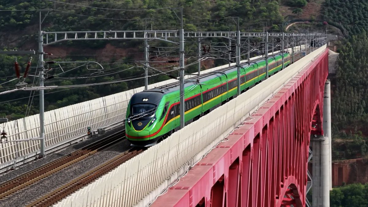 🤩 Recently, a new pair of international passenger trains 🚆 was added between Kunming and Vientiane on the China-Laos Railway. 👏 The new service is operated with #CRRC’s power-concentrated Fuxing EMUs with a maximum speed of 160 km/h ⚡. This brings the number of daily