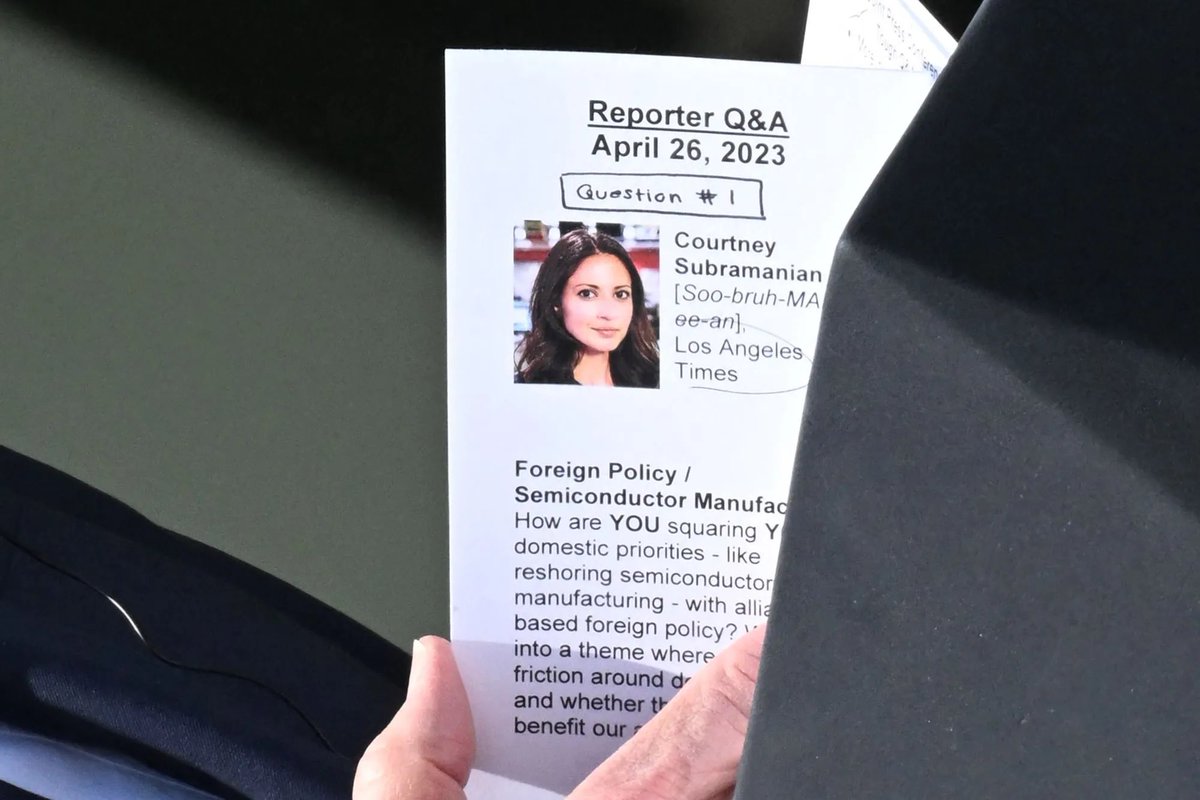 Heya <a href="/brianstelter/">Brian Stelter</a> - Did your anonymous White House correspondent have any problem with this?