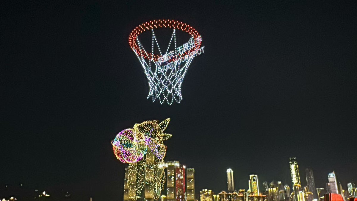 ChongqingCinc's tweet image. 🏀✨ When Chongqing Met Stephen Curry! ✨🏀

On August 18, Stephen Curry joined us to witness a spectacular drone light show, experiencing the warmth and hospitality that defines this vibrant city!

🔴Chongqing: Where Warmth Meets the World
#chongqing #China #StephenCurry