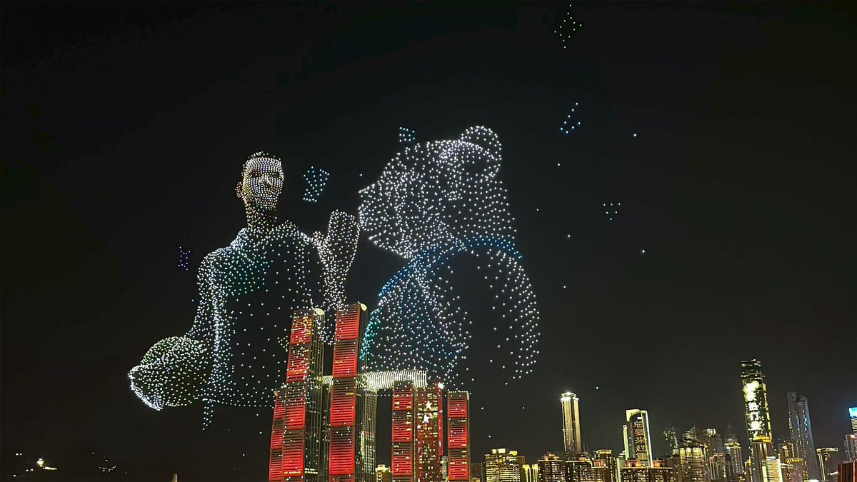 ChongqingCinc's tweet image. 🏀✨ When Chongqing Met Stephen Curry! ✨🏀

On August 18, Stephen Curry joined us to witness a spectacular drone light show, experiencing the warmth and hospitality that defines this vibrant city!

🔴Chongqing: Where Warmth Meets the World
#chongqing #China #StephenCurry