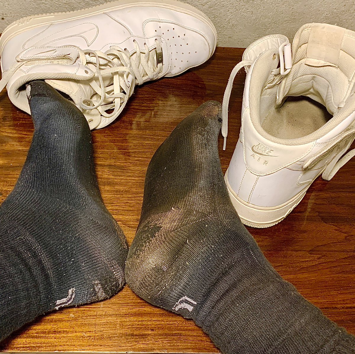 MachoLargadao's tweet photo. 48h with the sneakers! 
….. the socks are wet!!! 🧦🧀 https://t.co/d11xpZFmvu