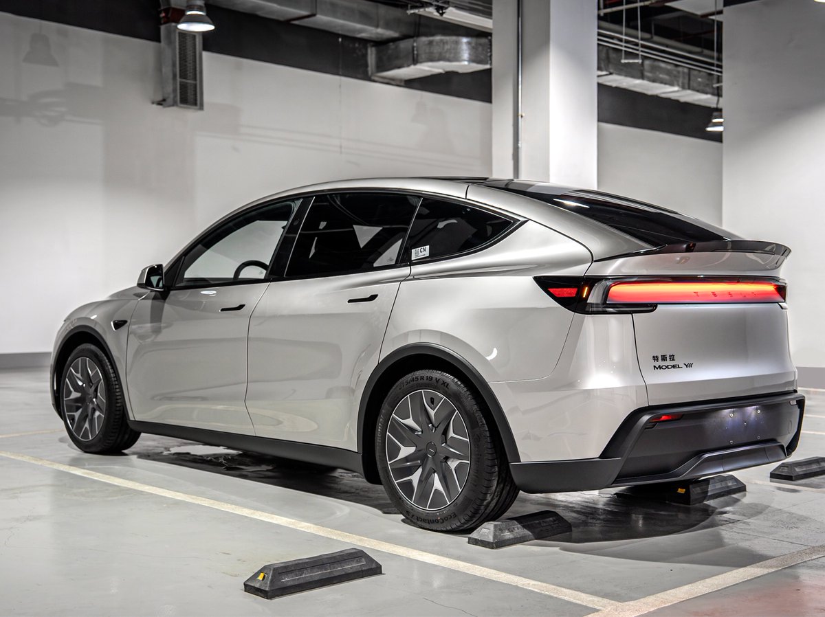 niccruzpatane's tweet image. The Model Y L is about to dominate. 

Tesla knocked it out the park with this one.