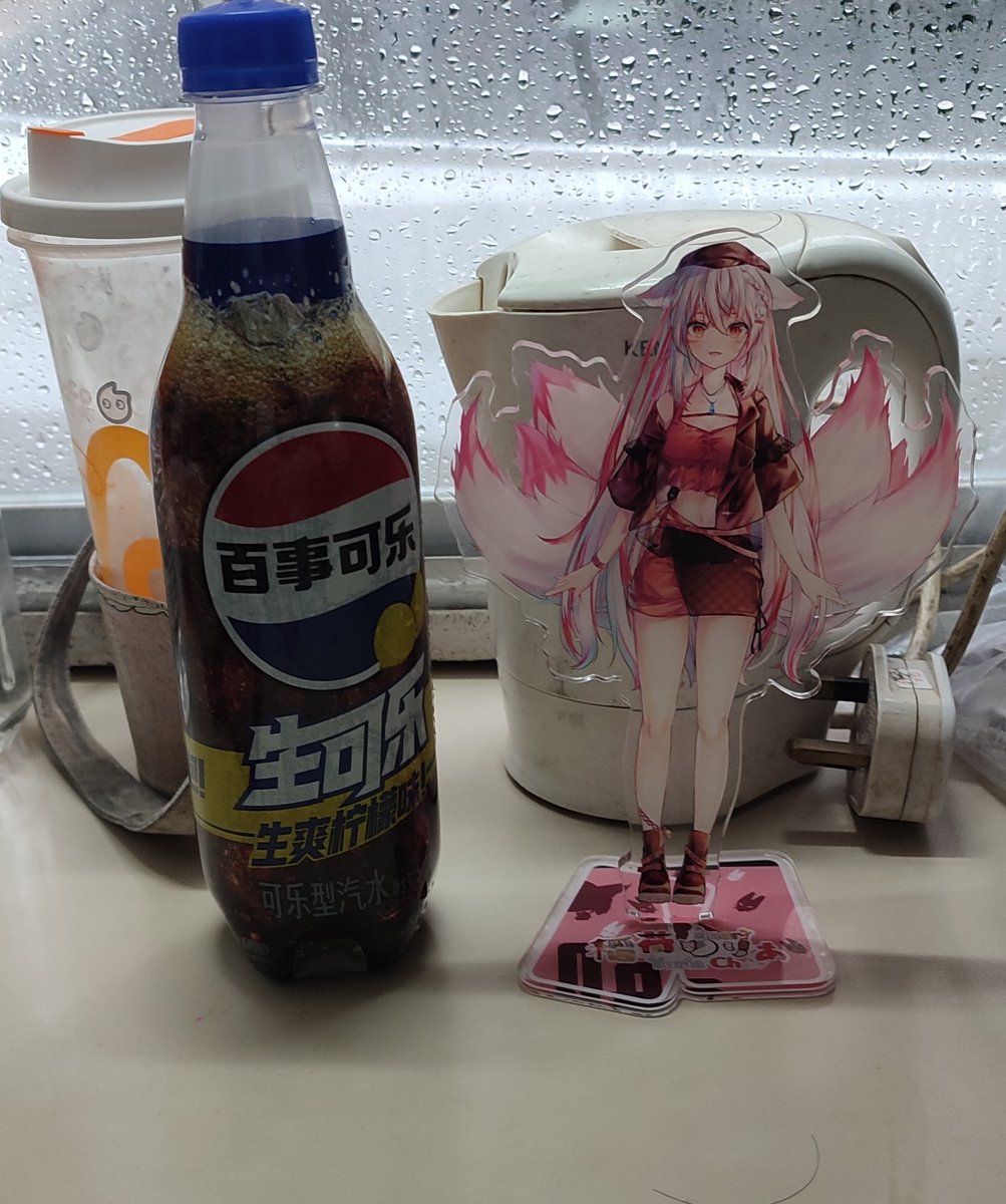 之前聽小狐狸講，想啲觀眾嘗試唔同的生可樂(笑)，在清湖站見到有一部自動售賣機有生可樂賣，所以就用了11人仔，買了兩支生可樂試一試，睇一睇又是怎麼樣的飲法。