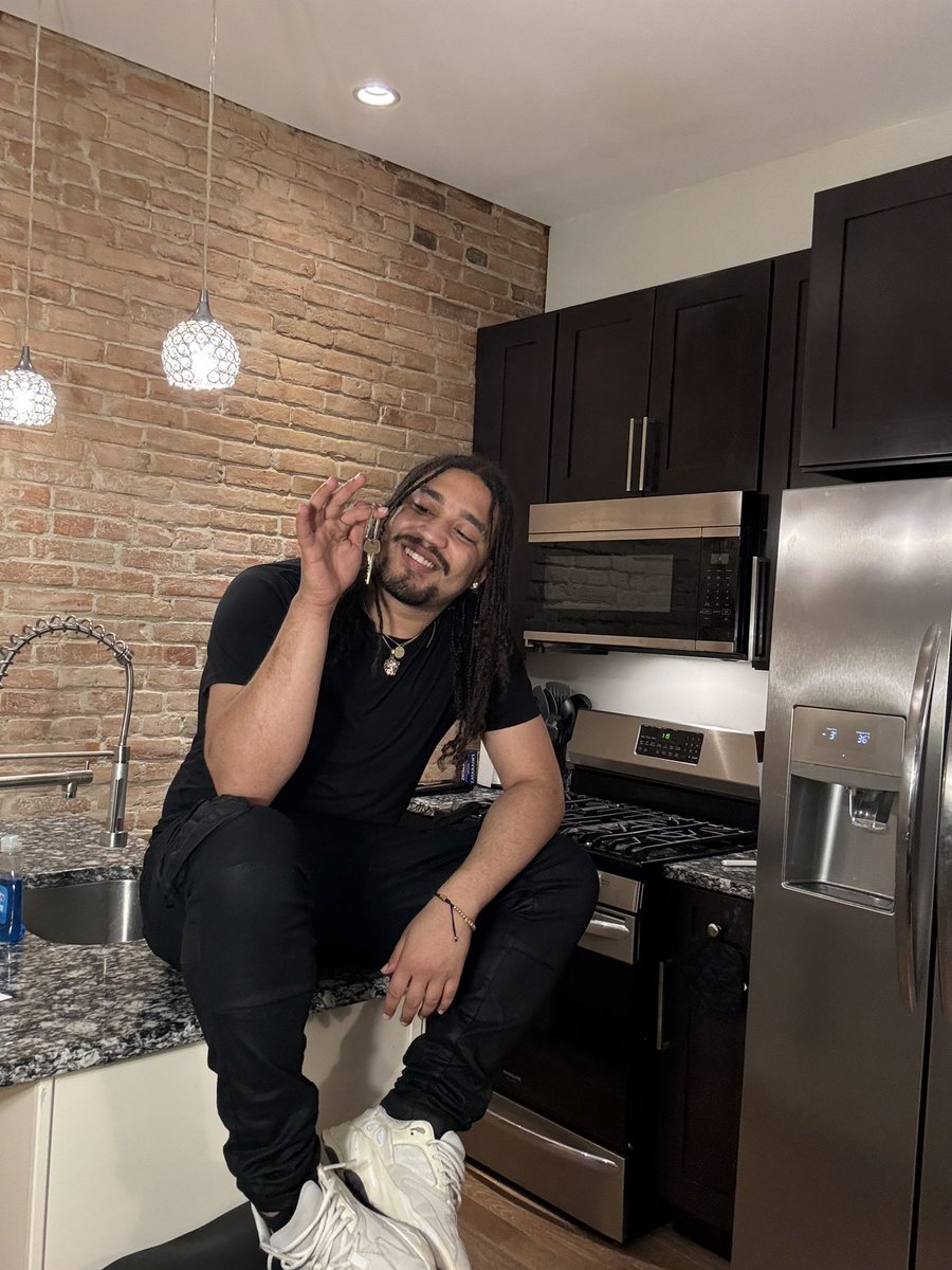 dremcka's tweet photo. My very first place I can call my own, and I couldn’t be anymore grateful for everything  that got me here🥹🙏🏽🔑🏠 https://t.co/hx94KU7NGp