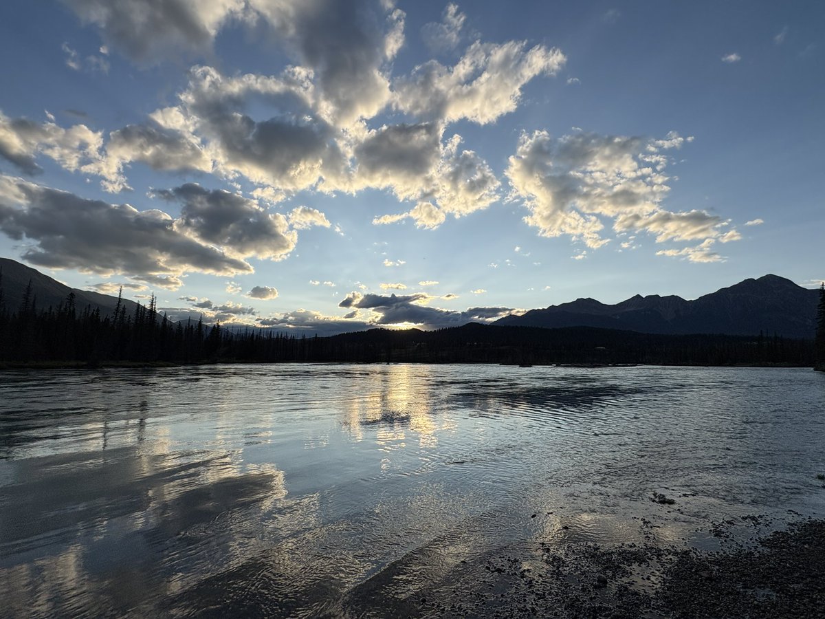 HatLawnBowler's tweet photo. Monday evening at the end of the hike. #athabascariver #sharethetrailjasper #summerinalberta https://t.co/YOpixpZBRh