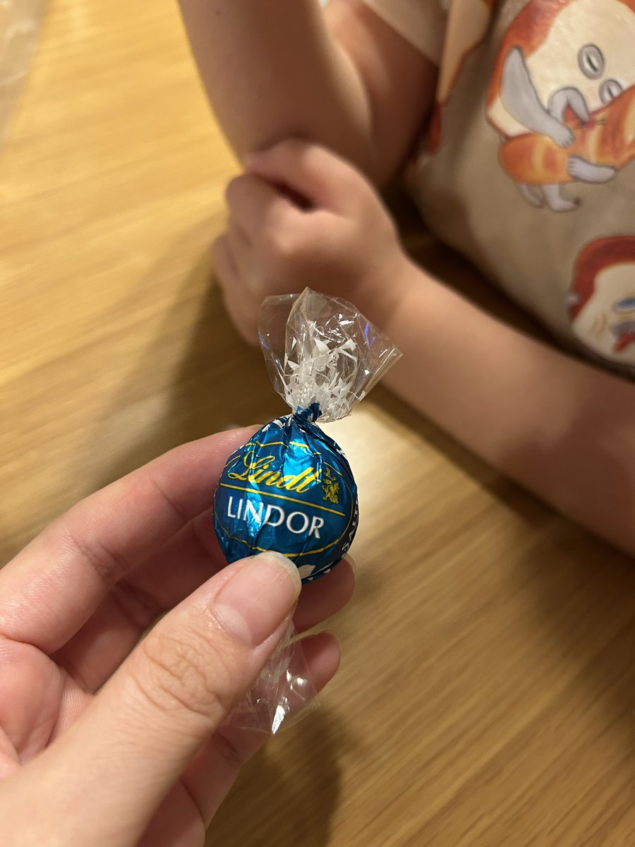 娘が今までにお手伝いして貯めたお小遣いで、リンツを1粒買ってくれた