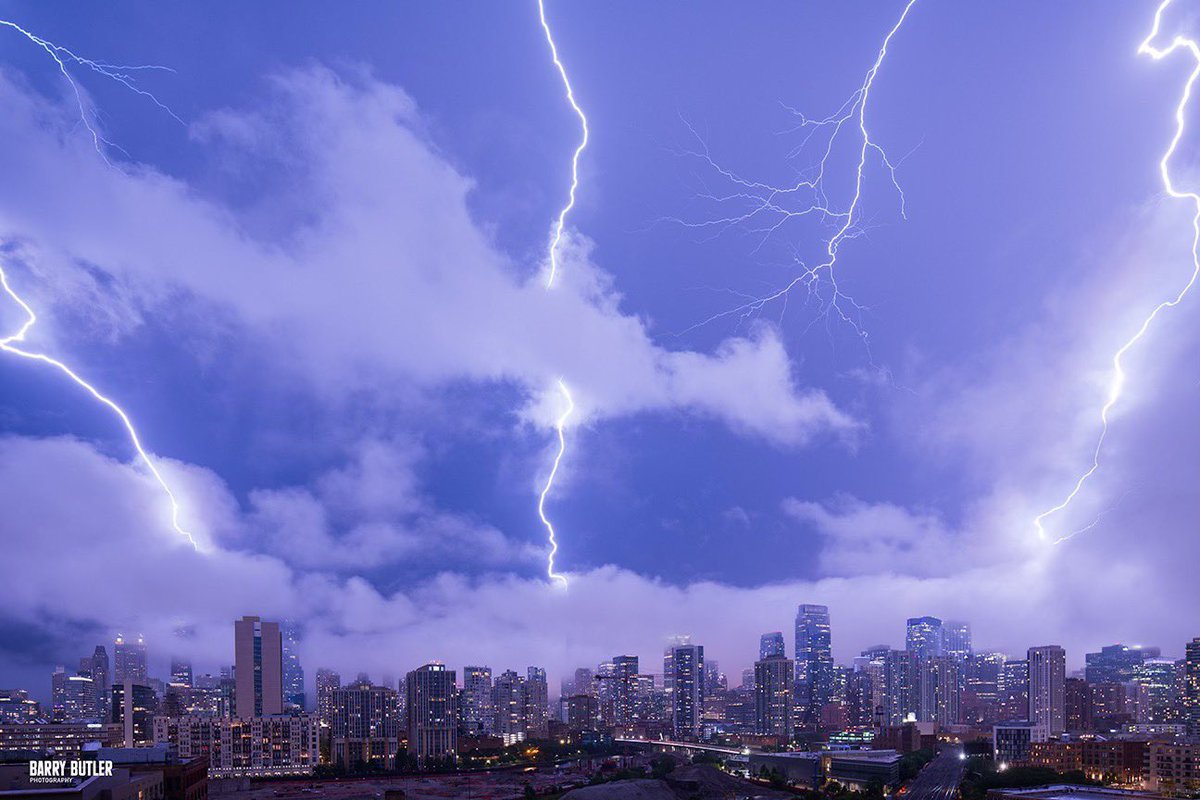 barrybutler9's tweet image. Lightning Strikes at 10pm and fog smothering our skyscrapers on Monday night.     But, WOW, look at those bolts!  #weather #news #ilwx #storm #chicago