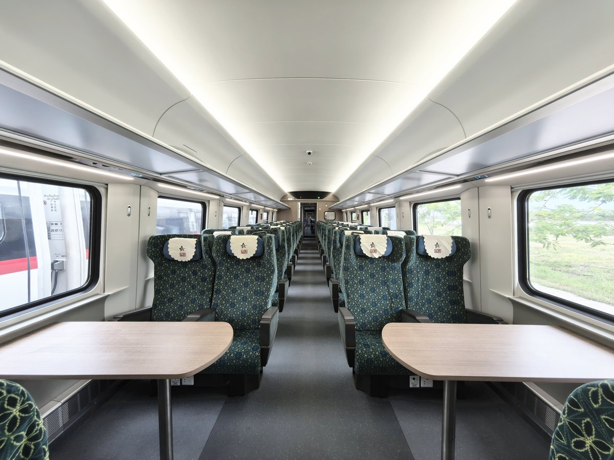 Recently, 🚆 the fifth Lancang EMU developed by #CRRC pulled the C96 train out of Vientiane Station and headed towards Boten Station 🚉. The EMU runs at up to 160 km/h and provides business, first, and second-class seating 💗. The business-class seats are updated with the 1+1