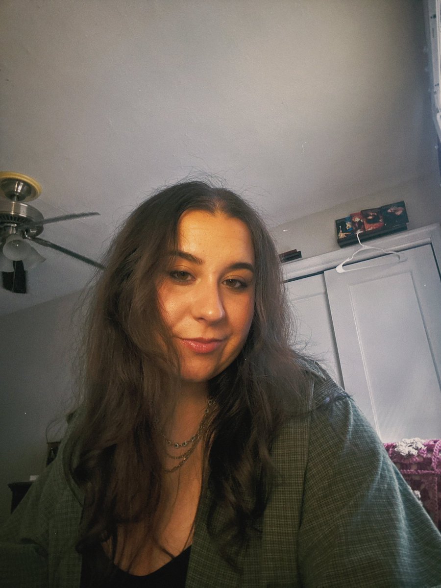 b_lyssss's tweet photo. me and my on repeat 🧚🏻‍♀️ https://t.co/fDrQwjkaE5