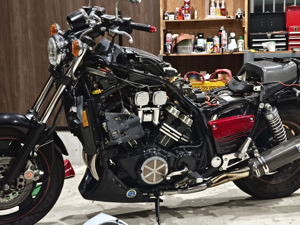 showsuga's tweet photo. バイクの日〜
ただいま調整中です!
乗っておられる方、安全運転で行きましょう!
#vmax1200
#Vmax1200
#vmx12
#yamaha
#YAMAHA
#バイクの日2025 https://t.co/i6VUMyUJZO