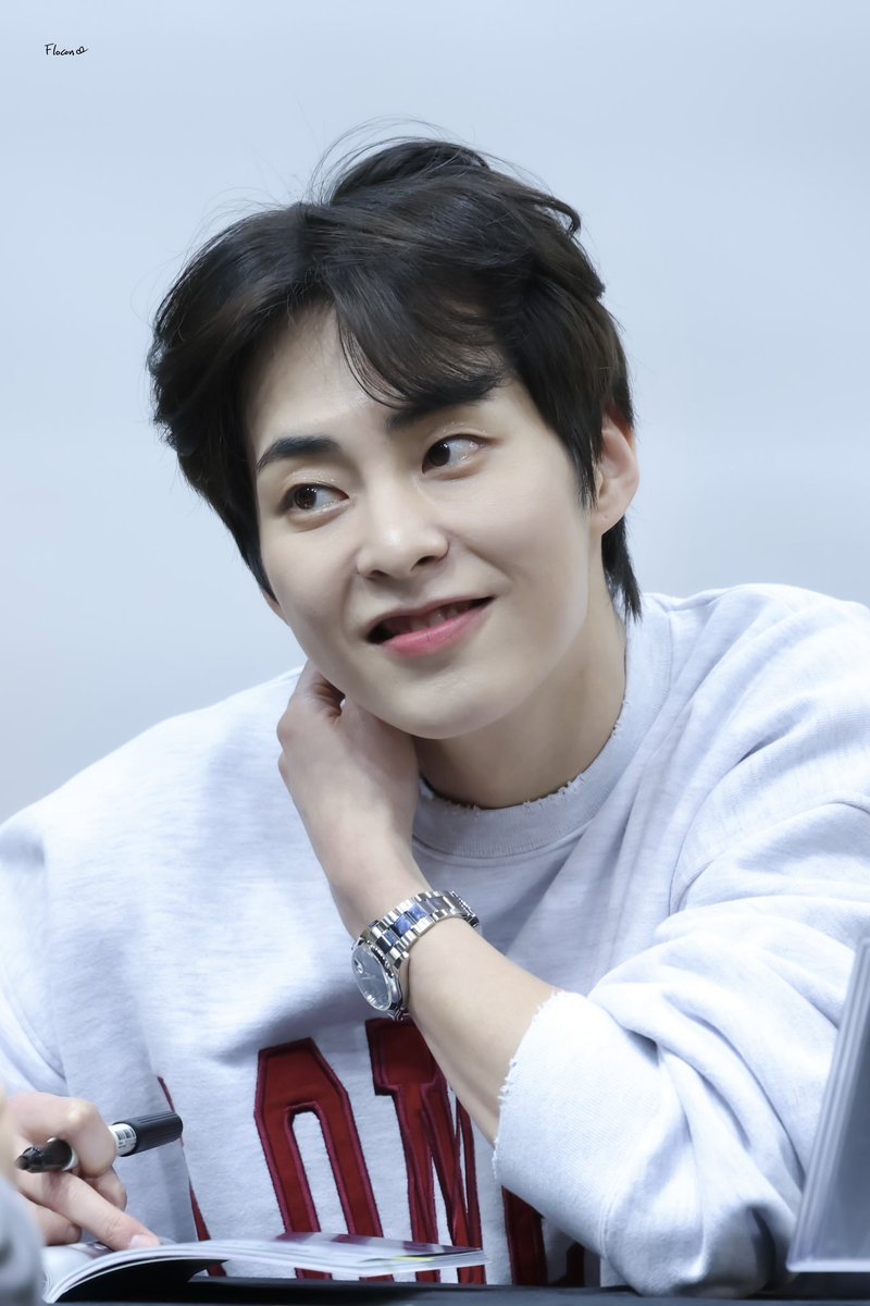 เวลาฮีผมยาวแล้วไม่ได้เซ็ตผมก็คือ boyfriend material ม๊ากกกก ยิ่งยิ้มก็ยิ่งน่ารัก 🥺🥺 ทั้งหล่อทั้งน่ารักแบบครบจบ