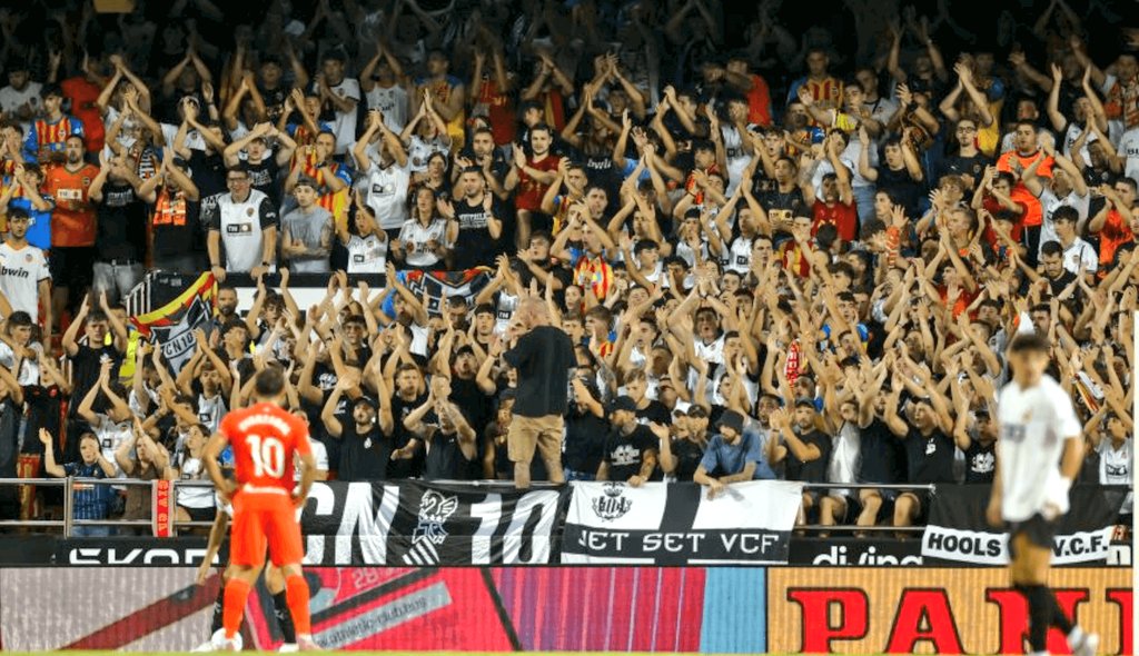 📢🏟 GRADA ANIMACIÓN

Al llegar tan justos al partido de la Real Sociedad, no pudieron gestionar los permisos para poder entrar bombos y banderones. Los bombos son importantes para marcar el ritmo y resuene mucho más.

✅️Para el partido contra el Getafe SÍ irán ya con todo.