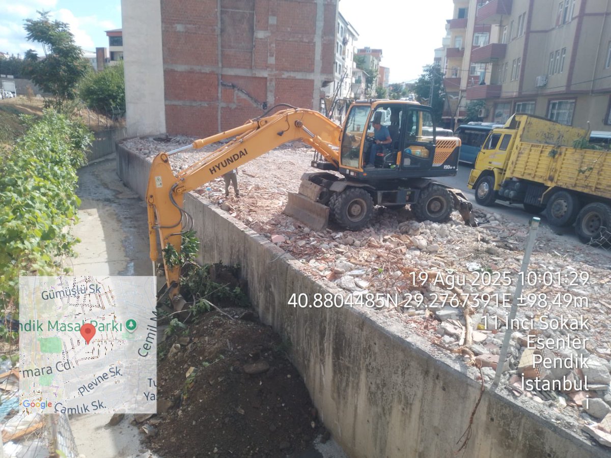 Pendik ilçesi Kemiklidere 11. Yankol dere temizlik çalışmaları; el ekibi ve iş makinaları marifetiyle devam etmektedir.