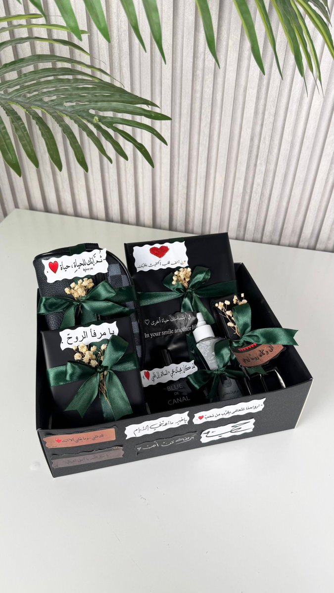 *الوقوع في حُب شخص حنون، نَجا🖤* 
مكونات البوكس 🫶🏻 
برواز بصورة من اختيارك 🖤
حزام 🖤 
سبلاش ١٠٠ مل🖤
شنتة يد 🖤 
عطر ١٠٠ مل 🖤