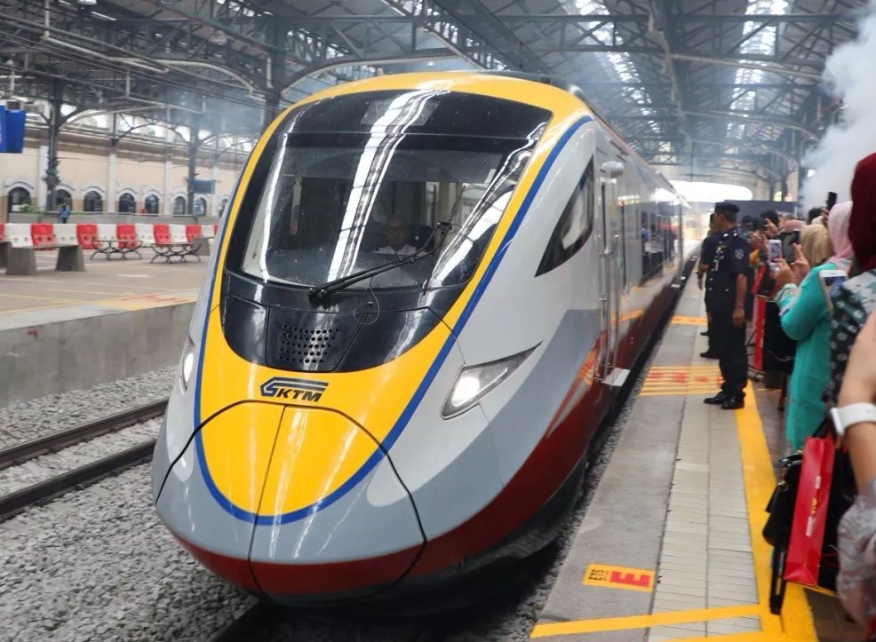 On August 19th, Malaysia's Yang di-Pertuan Agong and Sultan of Johor, Ibrahim, test-drove the ETS2 electric train set, traveling from Kuala Lumpur to Rawang, with the journey taking approximately one hour.