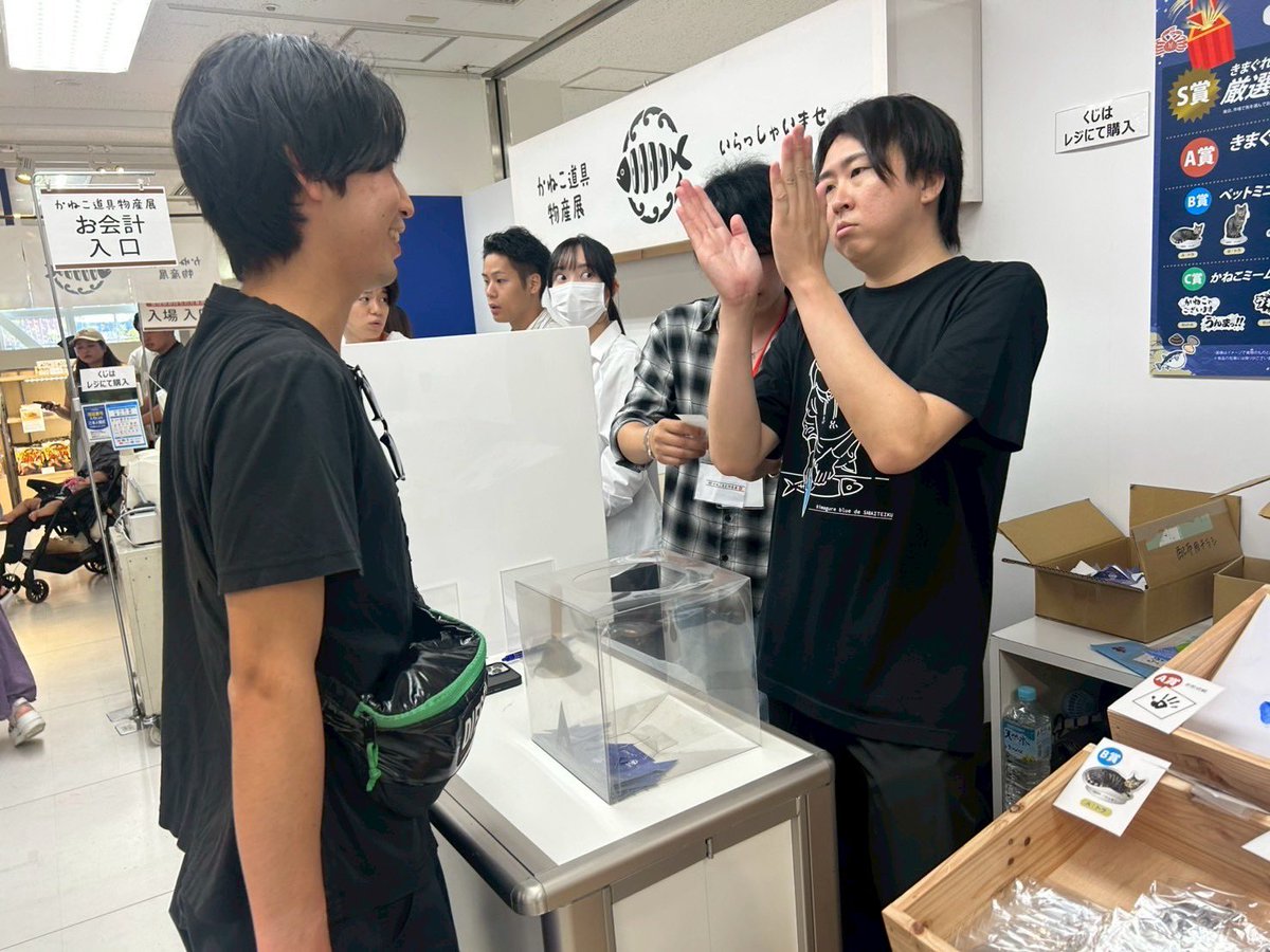 qc_jlc's tweet photo. かねこ物産展！断トツで1番好きなyoutubeのクックさんに会えてご満悦☺️
念願のきまぐれブルーもゲット(嫁さんに買ってもらった🙄)
誕生日ですって言ったらサイコパスかねこシールも貰えて感激。。
そこまで料理しないけど、ブル��でたまに捌いていくぅ。
@Kneko__ https://t.co/WboRmuRiaq