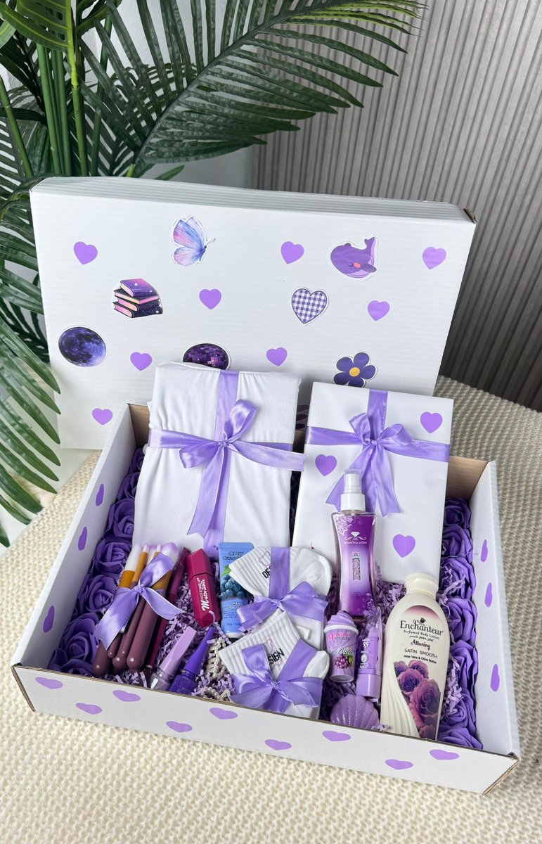 *يا ليت كل الصدف مثل عيونك 🤍*
مكونات البوكس 🫶🏻 
🤍هاينك 
🤍برواز 
🤍لوشن انشانتير 
🤍سبلاش 
🤍روج مرطب 
🤍جلوس بلمعة 
🤍جلوس مرطب 
🤍جرابات عدد 2 
🤍لوشن حقيبة 
 🤍روج 
🤍مناكير عدد 2 
🤍فراشي ميك اب 
تغليف مميز فقط ب