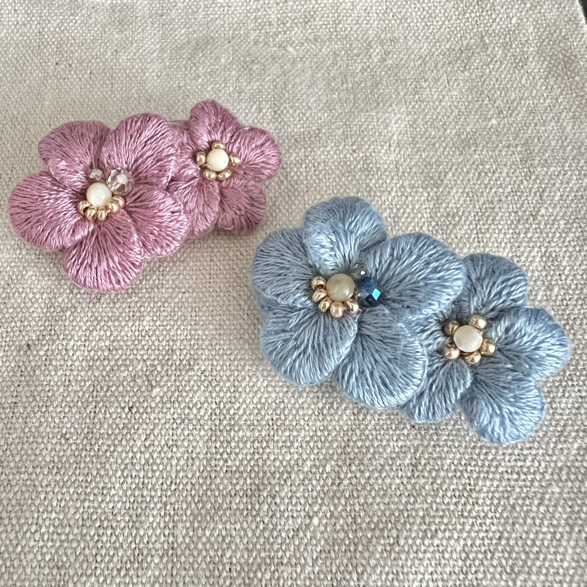atelierlaperle's tweet photo. #過去作は何度でも蘇る 

立体刺繍のお花ブローチ可愛いですね(*ﾟ▽ﾟ*)🌼💐🍀 

https://t.co/gG3H2yZyvV @Creema_jp 
https://t.co/0ehvg7YETO 
https://t.co/RyIc4zIdf4 
https://t.co/kapx0qiFu2 
#刺繍アクセサリー #立体刺繍 #ビーズ刺繍 #花ブローチ #刺繍ヘアクリップ  #刺繍ピアス #刺繍 https://t.co/k3VRc5kUkM