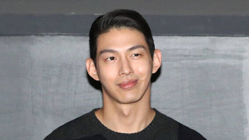 tang__kira's tweet photo. Aktor Choi Jeongwon (UN) telah dilaporkan atas kasus stalking

Choi Jeongwon melakukan stalking terhadap perempuan dnegan mendatangi rumah perempuan tersebut membawa senjata.

Pihak kepolisian saat ini sedang melindungi korban dan melarang pelaku untuk mendekati korban dalam jarak 100 meter, menghubungi lewat hp atau alat elektronik lain.

https://t.co/Uy1J3t8mpU