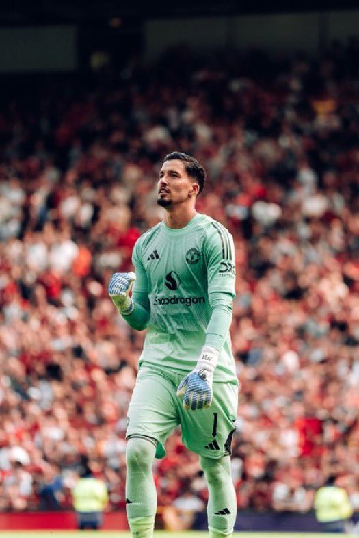 Man United lovers ❤️⚽️🏟️ (@manutdloverss) on Twitter photo 🚨 BREAKING:
For now, Manchester United are not planning to sign a new first-choice goalkeeper.
(via <a href="/lauriewhitwell/">Laurie Whitwell</a> / <a href="/mjcritchley/">Mark Critchley</a>) 🚨 BREAKING:
For now, Manchester United are not planning to sign a new first-choice goalkeeper.
(via <a href="/lauriewhitwell/">Laurie Whitwell</a> / <a href="/mjcritchley/">Mark Critchley</a>)