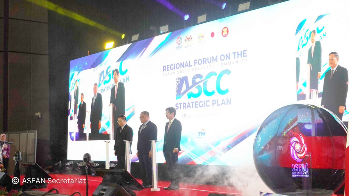 amb_japan_asean's tweet photo. Honoured to deliver remarks at the launch of the Regional Forum on the #ASEAN Socio-Cultural Community (ASCC) Strategic Plan in Kuala Lumpur🇲🇾. 🇯🇵 is proud to have contributed to the formulation of this important policy document through #JAIF. https://t.co/aCNILcrLLP
