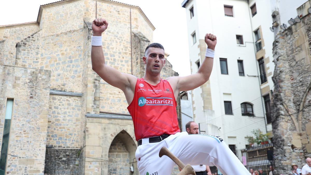 🪓 Iker Vicente reina en la Urrezko Kopa más dura de los últimos años. 

Bajo un calor asfixiante en Donostia, el navarro logró su 5º título y ya iguala a Anjel Arrospide en el palmarés. 

🫵 fundacionmiguelindurain.com/noticia/1874/i…

#Aizkora #UrrezkoKopa #HerriKirolak #Deporte #Navarra