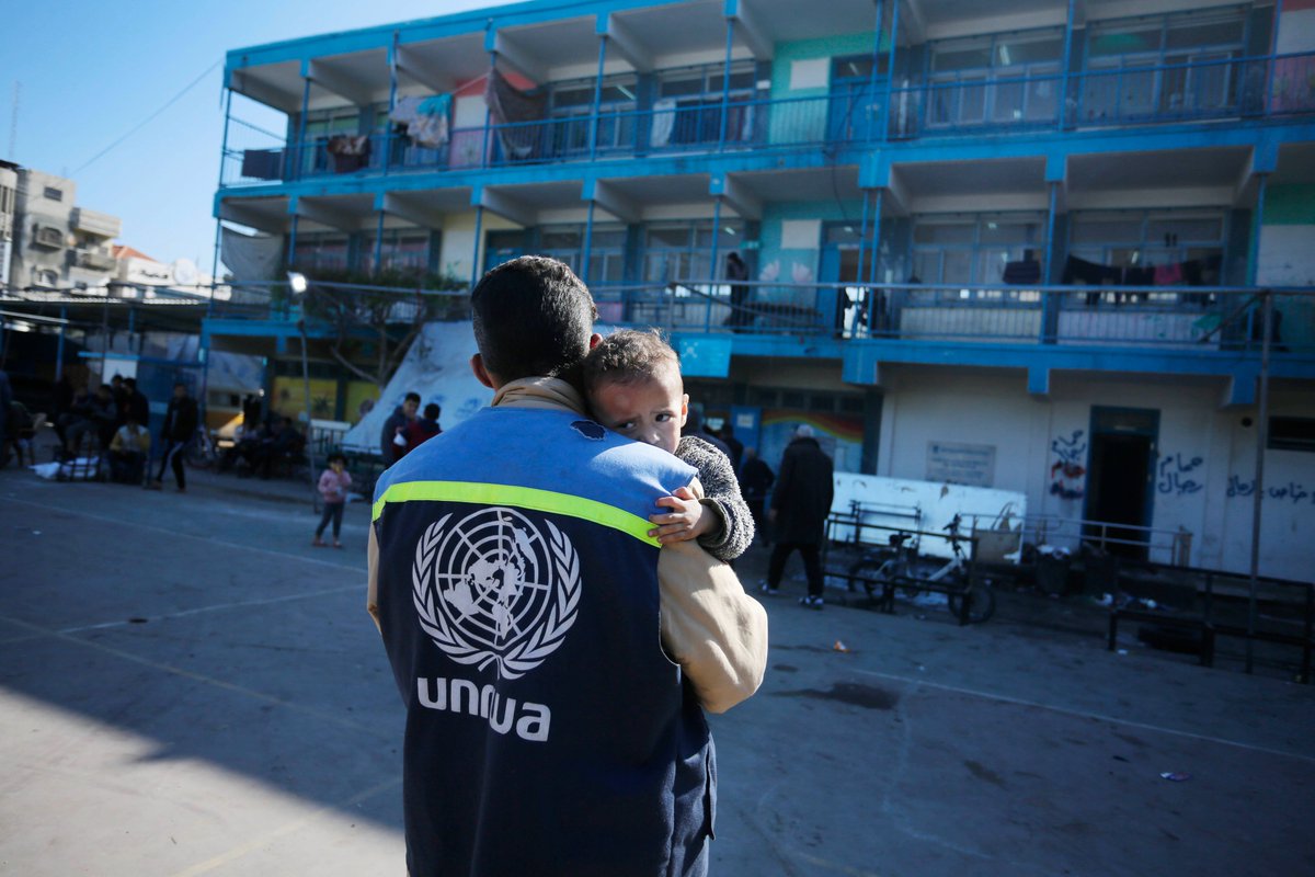 UNRWAes's tweet photo. Hoy rendimos homenaje a nuestro personal en Gaza, que ha pagado un alto precio:
- Casi 360 trabajadores y trabajadoras humanitarios asesinados
- ⁠Cientos heridos
- Casi 50 detenidos o arrestados, algunos torturados antes de su liberación.
#DíaMundialDeLaAsistenciaHumanitaria https://t.co/WhlN1JSa8B