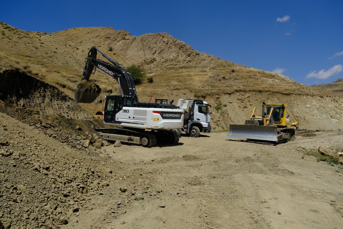 Agriozelidare's tweet photo. 🚧 #Dönerdere Köyü içinden #Balkaynak, #Hanoba ve #Uçarkaya köylerine giden yol, dar ve elverişsiz şartlara sahip olduğundan ekiplerimiz tarafından köy içinden çıkarılarak güzergahı değiştirildi.

🚜⚒️ Yaklaşık 580 metre uzunluğundaki yeni güzergahta, ekiplerimiz tarafından yol açma, zemin tesviye ve genişletme çalışmaları tamamlanmış ve yol kullanıma hazır hale getirilmiştir.