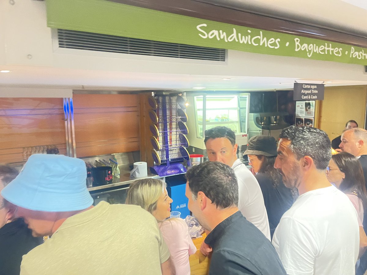 damienhef's tweet photo. The queues for drinks in Davin Stand Premium level for @oasis were a total joke. Completely understaffed, and the staff who were there operated as if they had never been in a bar before, never mind work in one @CrokePark @Aramark get your act together! 1/2 https://t.co/YwueEmvZCA