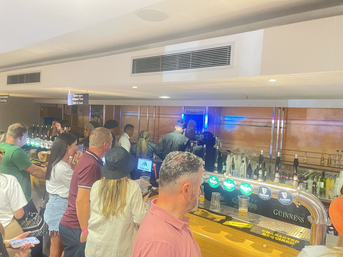 damienhef's tweet photo. The queues for drinks in Davin Stand Premium level for @oasis were a total joke. Completely understaffed, and the staff who were there operated as if they had never been in a bar before, never mind work in one @CrokePark @Aramark get your act together! 1/2 https://t.co/YwueEmvZCA