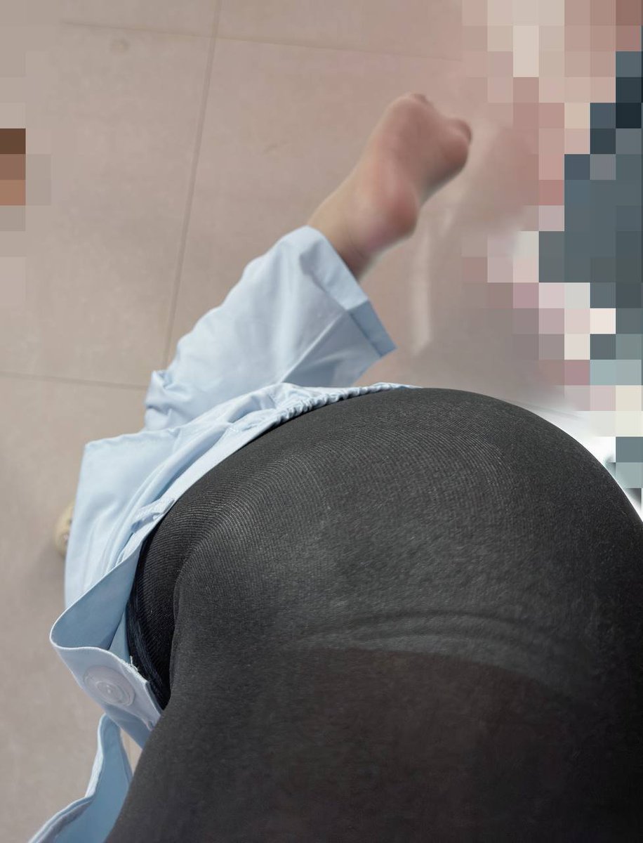 还在上班，偏偏还穿着护士装配黑打底，
只是随手弯腰收个快递，
就被风撩得有点过火。

#白天暧昧 #制服诱惑 https://t.co/m6XmTjjNCo