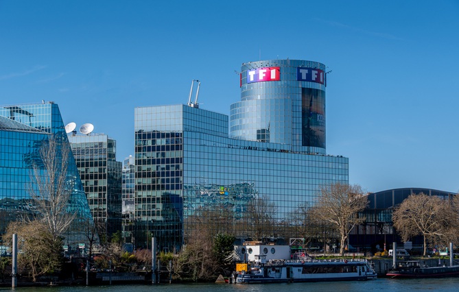 Les chaînes de <a href="/TF1/">TF1</a> ont initié une action en justice contre Canal+ à propos de son offre TV+. Elles invoquent notamment la contrefaçon de droits voisins et de marques pour la diffusion non autorisée de leurs programmes ainsi qu’un grief de parasitisme.

⬇️
jss.fr/Contrefacon_de…