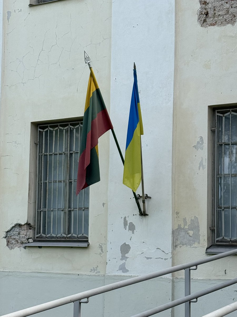 ivanscalfarotto's tweet image. Rientro in Italia dopo un viaggio nelle repubbliche baltiche e in Finlandia, ai confini con la #Russia. 
Qui è evidente una verità che troppo spesso si finge di ignorare: la guerra in #Ucraina non si risolve semplicemente con delle concessioni territoriali ai russi. 
A Vilnius,…