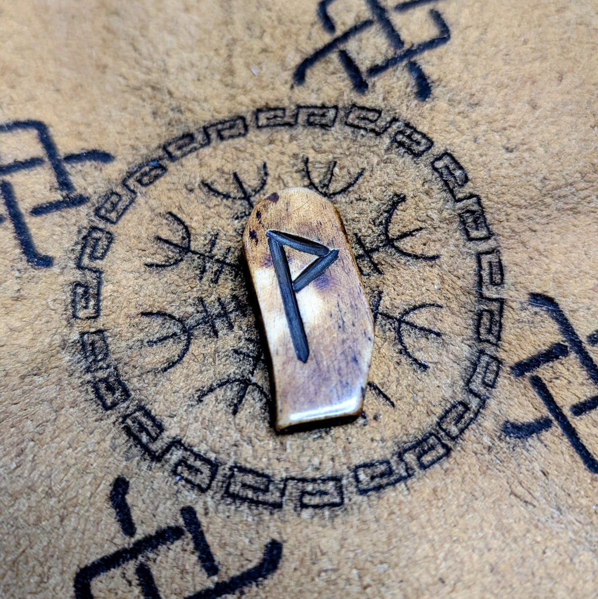 edda_vt's tweet photo. Not runes telling me I better have a good day today and like it. 😤
#runes #runecasting https://t.co/QoddgHewir