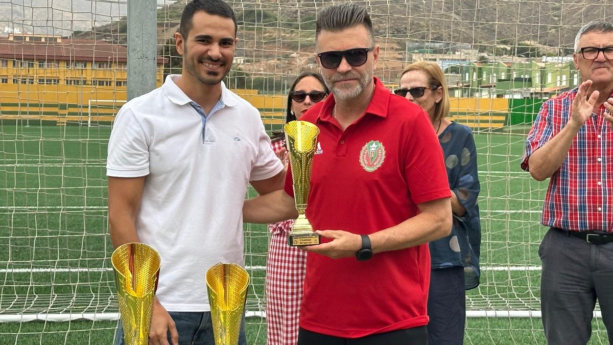 CDMensajero's tweet photo. 𝗩𝗲𝘁𝗲𝗿𝗮𝗻𝗼𝘀 | Siempre #Paquito ❤️‍🩹⚽️

El barrio grancanario de Barria acogió el Torneo de Veteranos Homenaje a Paquito Silva, leyenda mensajerista que nació en dicha localidad 🫂

Los nuestros se midieron al Chejelipes  y al Barrial.

#HistoriaCDM #DaGustoSerUnGuerrero https://t.co/8FLu9cgMYB