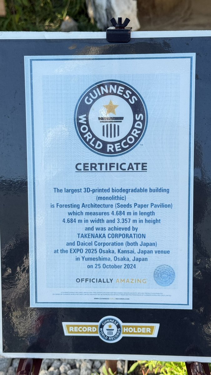 カンボジア館前の広場で竹中工務店が「森になる建築」というのを展示。使用後は土に還る素材で3Dプリントされた小屋。

中に入る事も出来てシールも貰えるぞ。

設計か設置が良いのか、中はなかなか風通しが良かった。

foresting-architecture.jp/#top