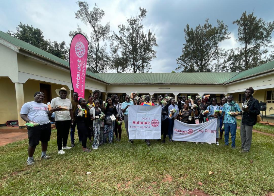AngellaKasembo2's tweet photo. I was glad to join other Rotaractors as we welcomed the DRRE in #njeru.  We were able to impact children's lives in Jinja at #nalufenyachildrenshospital. #RotaryEyamba 
#serviceaboveself
#Rotaract https://t.co/oOwhLQEIy5
