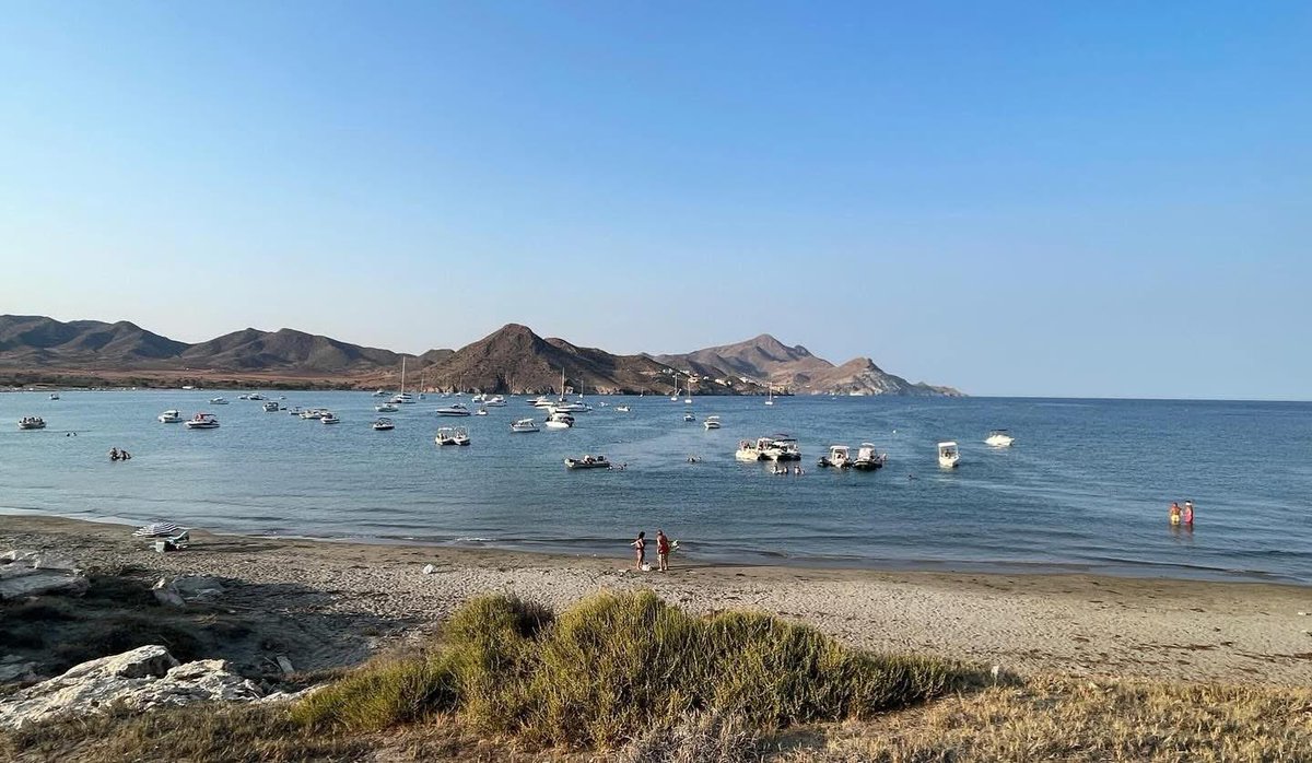 Primero fue el hotel y ahora el protopuerto deportivo #Genoveses

Un verano más <a href="/AndaluciaJunta/">Junta de Andalucía</a> y Ayto Níjar impulsan una gestión insostenible en esta joya de #CaboGata 

Sin boyas de balizamiento, sin Agentes de medio ambiente, sin conciencia sobre normativa Parque… un desastre