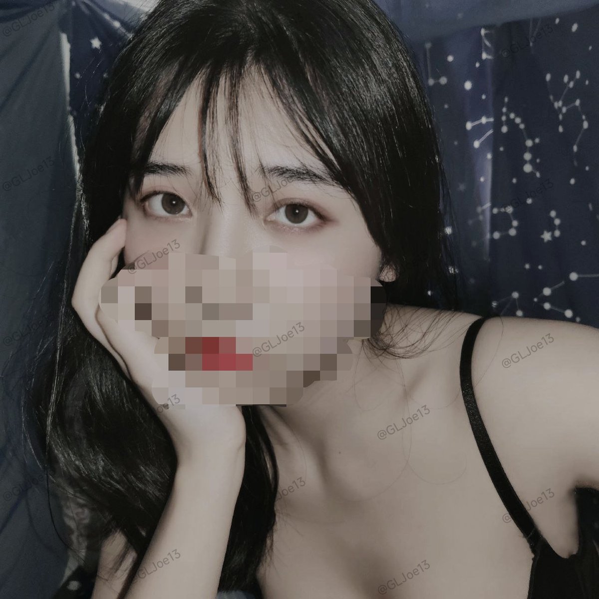 差不多五年前的照片，是个只穿内衣在床帘里偷偷自拍的小美女