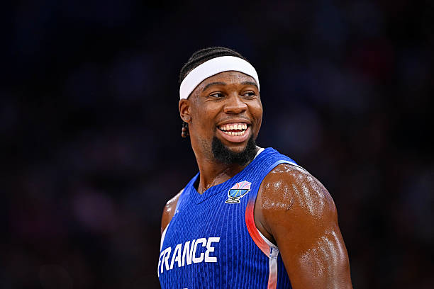 Basket_Infos's tweet photo. « Moi, je respecte »

Guerschon Yabusele sur le fait de jouer pour l’équipe de France, et ceux qui déclinent la sélection.

« En fait, on a tous des objectifs différents. C'est la vie. C'est comme ça de toute façon. Il y a quelqu'un qui va travailler là, qui aura d'autres objectifs que cette personne qui travaille dans le même job. C'est comme ça. On ne peut pas leur en vouloir.

Moi, je respecte. Il y a des joueurs, des fois, avec qui on parle, qui n'ont pas forcément l'idée ou la vision de jouer en équipe de France. Je peux le respecter. On a tous des vies et des carrières différentes.

Mais en tout cas, pour moi, ça montre beaucoup de choses. Pour moi, c'est plus qu'une fierté. C'est un honneur. Comme je disais, j'ai commencé ma première compétition avec les JO. Et les JO, c'était un truc de gamin. Je regardais ça à la télé chaque année. Tous les quatre ans, je regarde ça à la télé. Je suis impressionné. Quand j'ai pu faire partie de ce premier groupe aux JO, c'était juste incroyable. »

Via @RTL