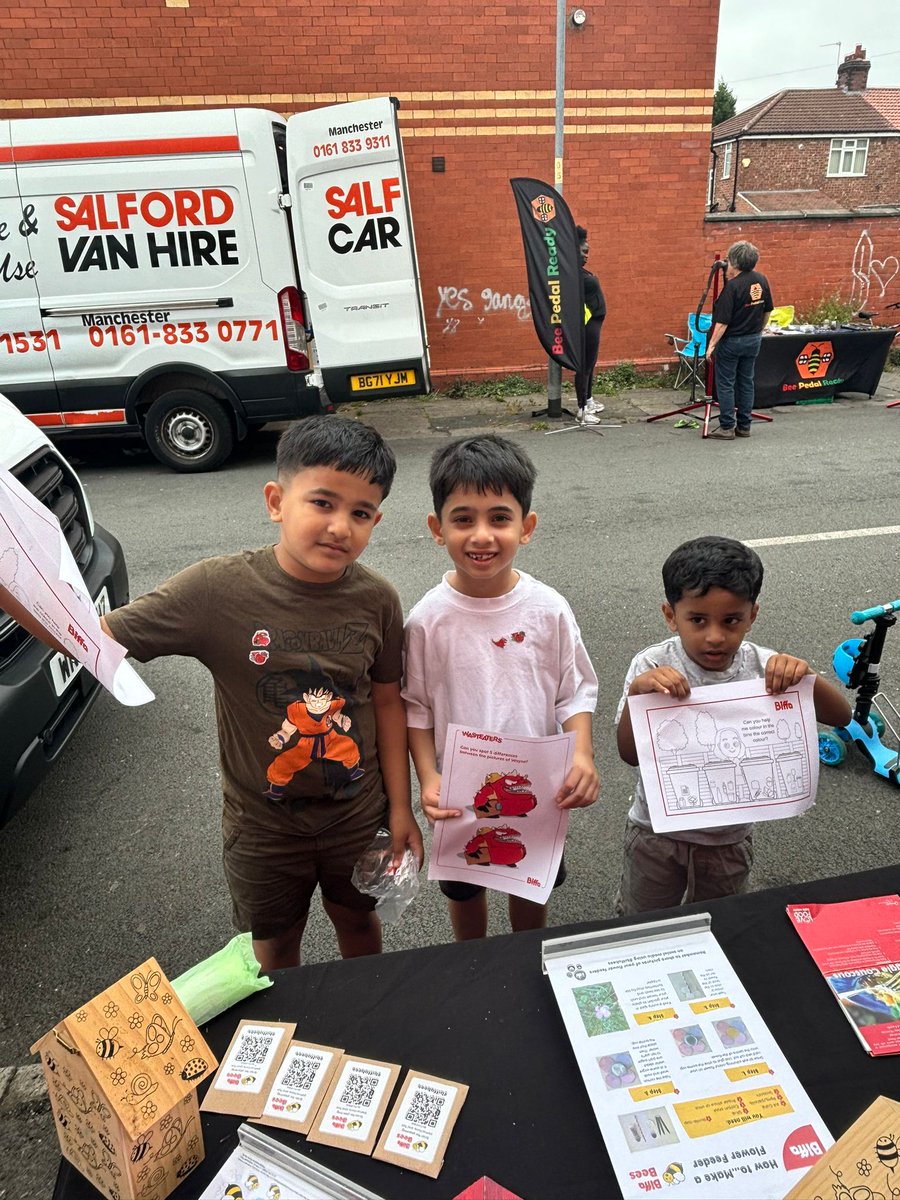 gogreenmcr's tweet image. Smiles, sunshine, and street games! ⚽🏀🚲
So far this summer, we&apos;ve joined 10 @MCRActive Active St events — where roads turned into playgrounds filled with sport, planting, and free bike repairs.
And we’re not done yet… more to come this summer!💛
#ActiveSt #SummerFun