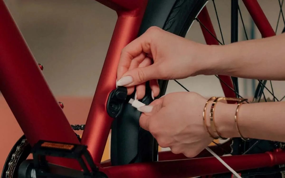 HackerCar (@hacker_car) on Twitter photo Ya hay bicis eléctricas que incluyen USB para recargar tus dispositivos... pero cuidado.😱
<a href="/PYDotCom/">Pablo F. Iglesias 💻🛡</a> de <a href="/cyberbrainers/">CyberBrainers</a> advierte: un cable malicioso puede dañarla o robar datos.
🔌¿Qué precauciones debes tomar?🚲 hackercar.com/puerto-usb-com…
#BiciElectrica #SeguridadDigital #USBSeguro Ya hay bicis eléctricas que incluyen USB para recargar tus dispositivos... pero cuidado.😱
<a href="/PYDotCom/">Pablo F. Iglesias 💻🛡</a> de <a href="/cyberbrainers/">CyberBrainers</a> advierte: un cable malicioso puede dañarla o robar datos.
🔌¿Qué precauciones debes tomar?🚲 hackercar.com/puerto-usb-com…
#BiciElectrica #SeguridadDigital #USBSeguro