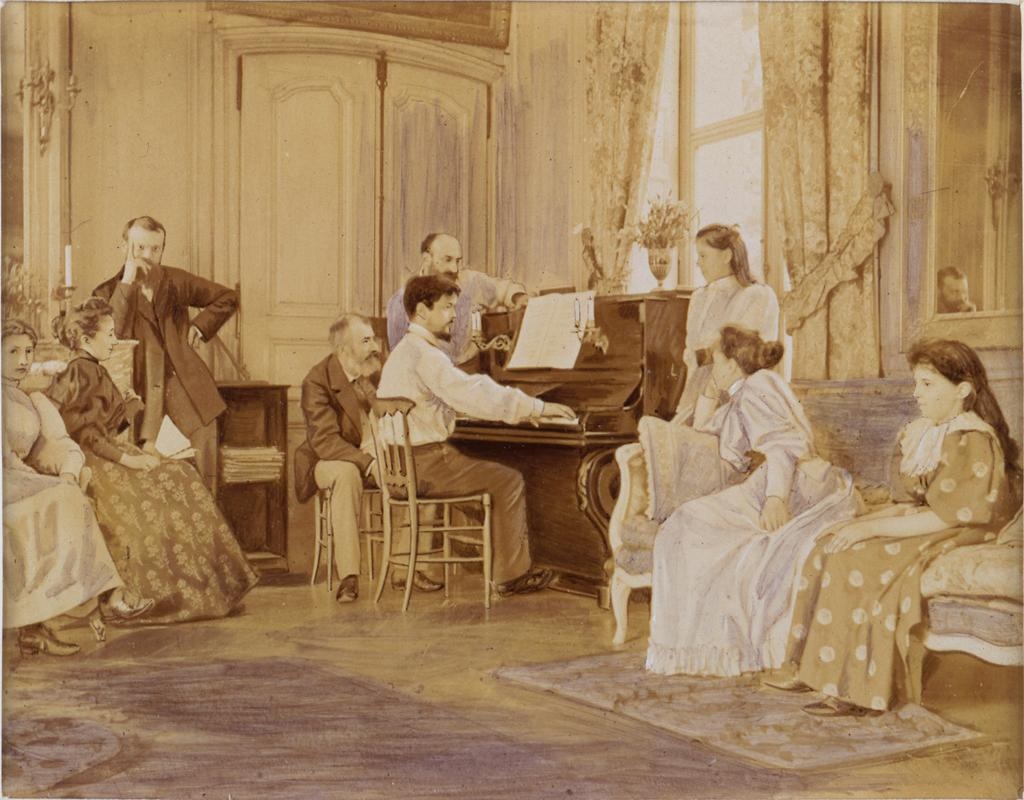 teatrolafenice's tweet image. Il compositore Claude Debussy suona il pianoforte per alcuni amici, mentre il compositore Ernest Chausson gli gira le pagine

#22agosto