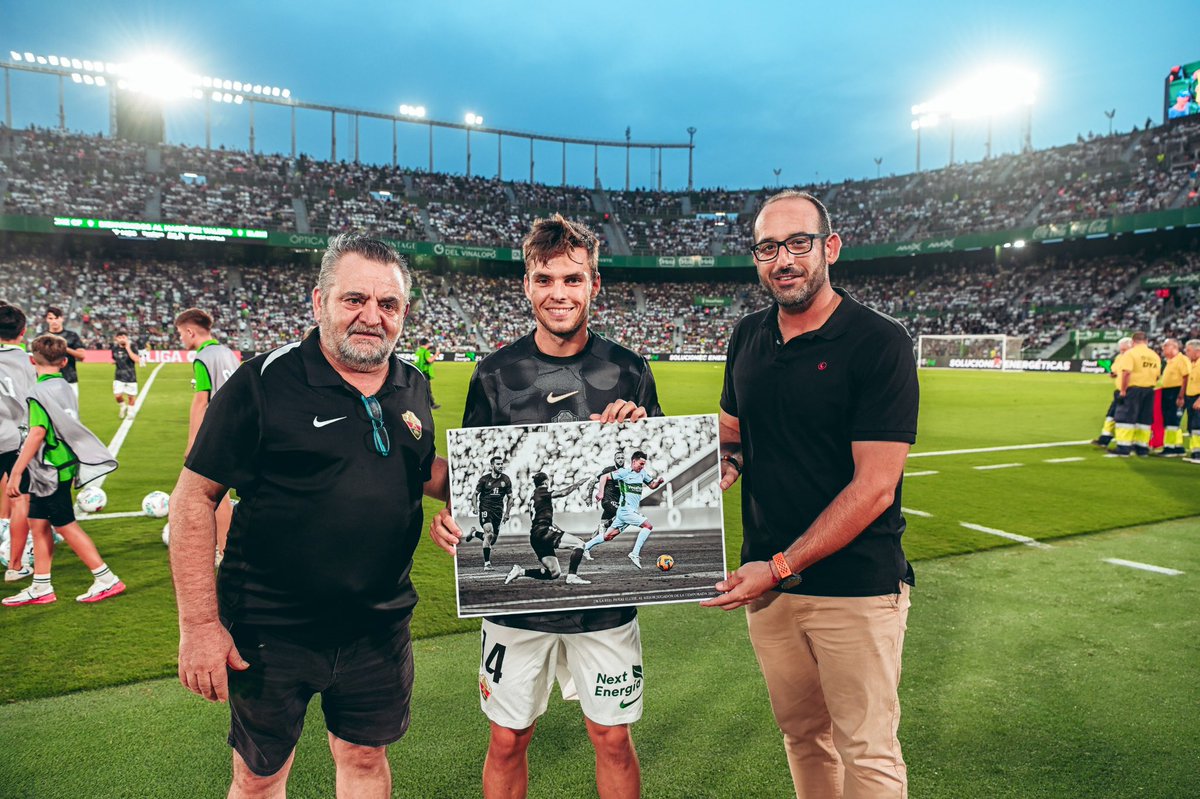 🏆💚 Jugador de la Temporada 24/25 💚🏆

El gran Aleix Febas ha sido reconocido con el premio a Jugador de la Temporada 2024/2025 del Elche CF 👏👏

La entrega del galardón se realizó de la mano de Mario Payá, presidente de la Federación durante esta temporada, acompañado por